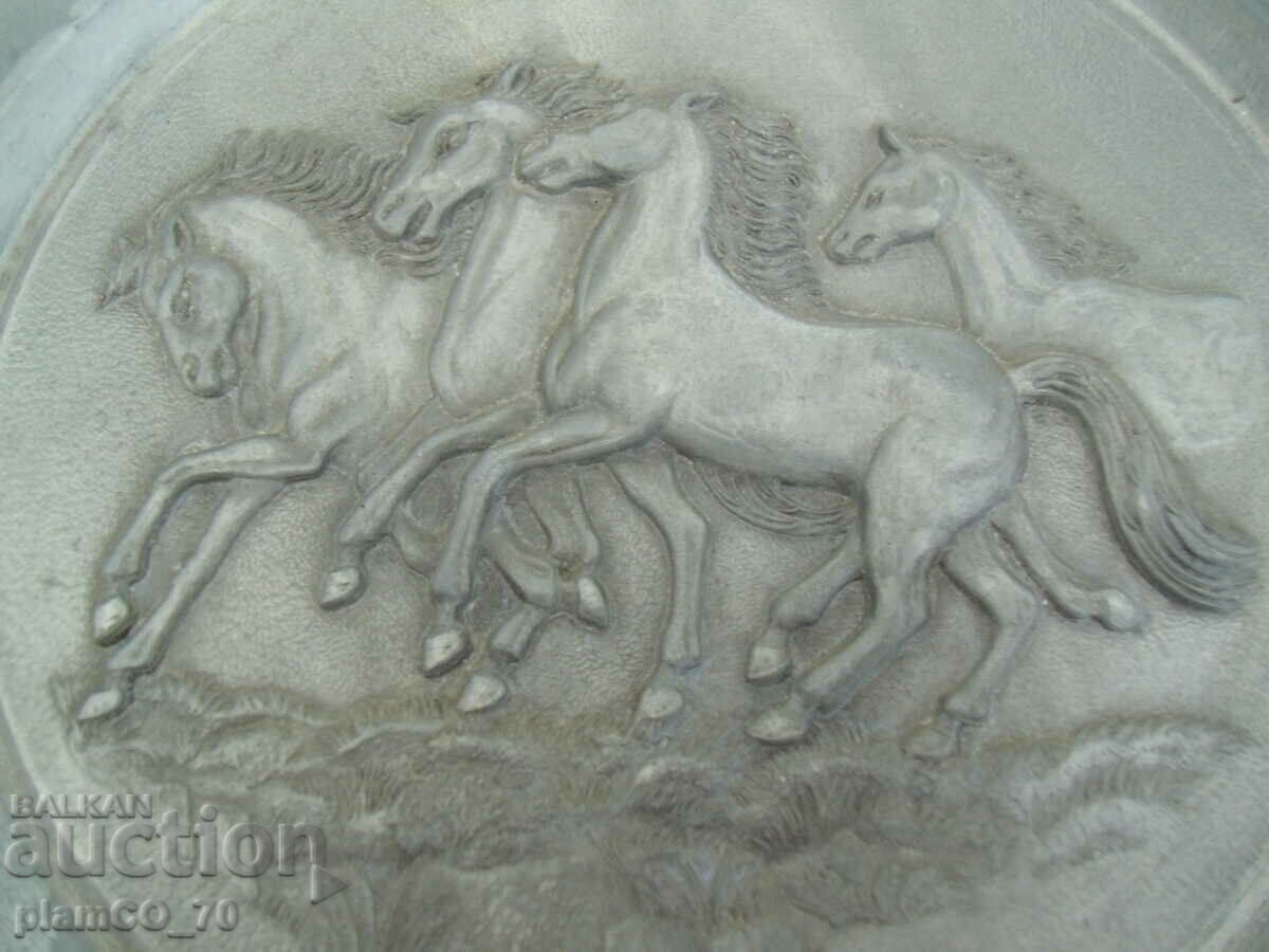 Auction No.*7631 old metal panel - horses - diameter 22.5 cm Auction No.*7631 old metal panel - horses - diameter 22.5 cm