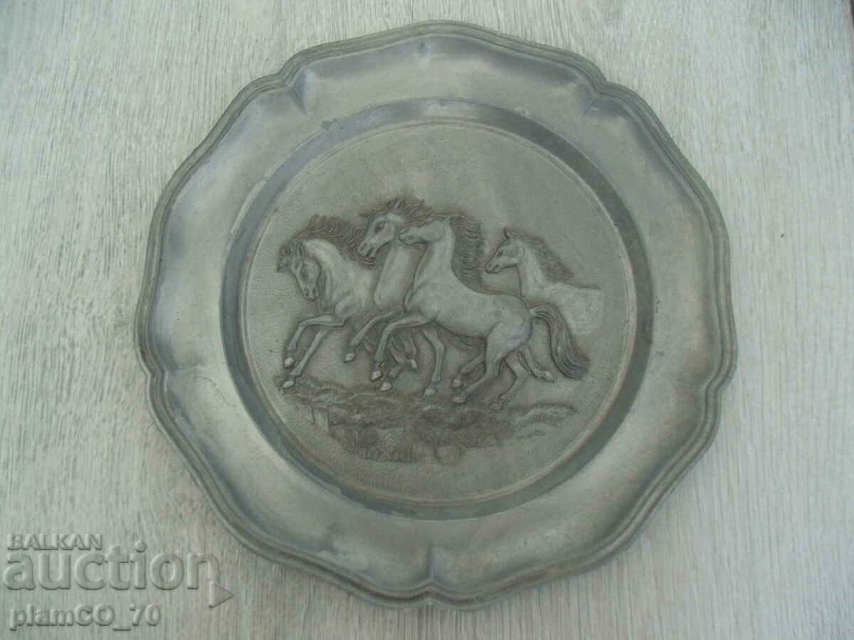 No.*7631 old metal panel - horses - diameter 22.5 cm