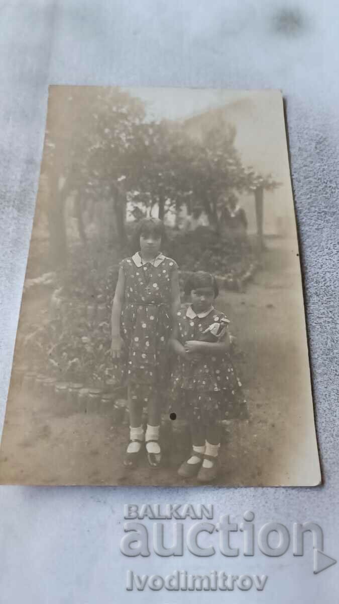 Photo Two young girls