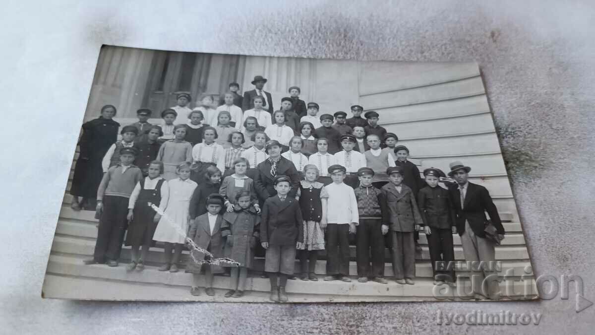 Снимка Варна Ученици със своята учителка 1935