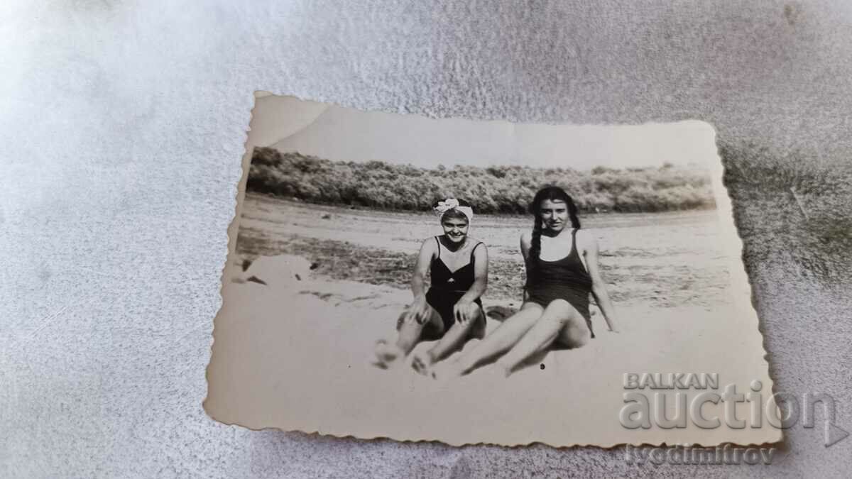Fotografie Ruse Două fete tinere pe plaja Ruse 1946