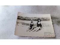 Fotografie Ruse Două fete tinere pe plaja Ruse 1946