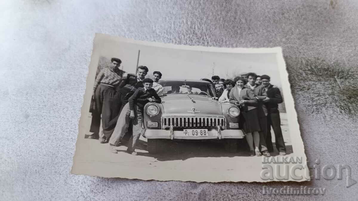 Fotografie Bărbați, femei și tineri cu Volga cu număr de înregistrare Rs 09-88 1959