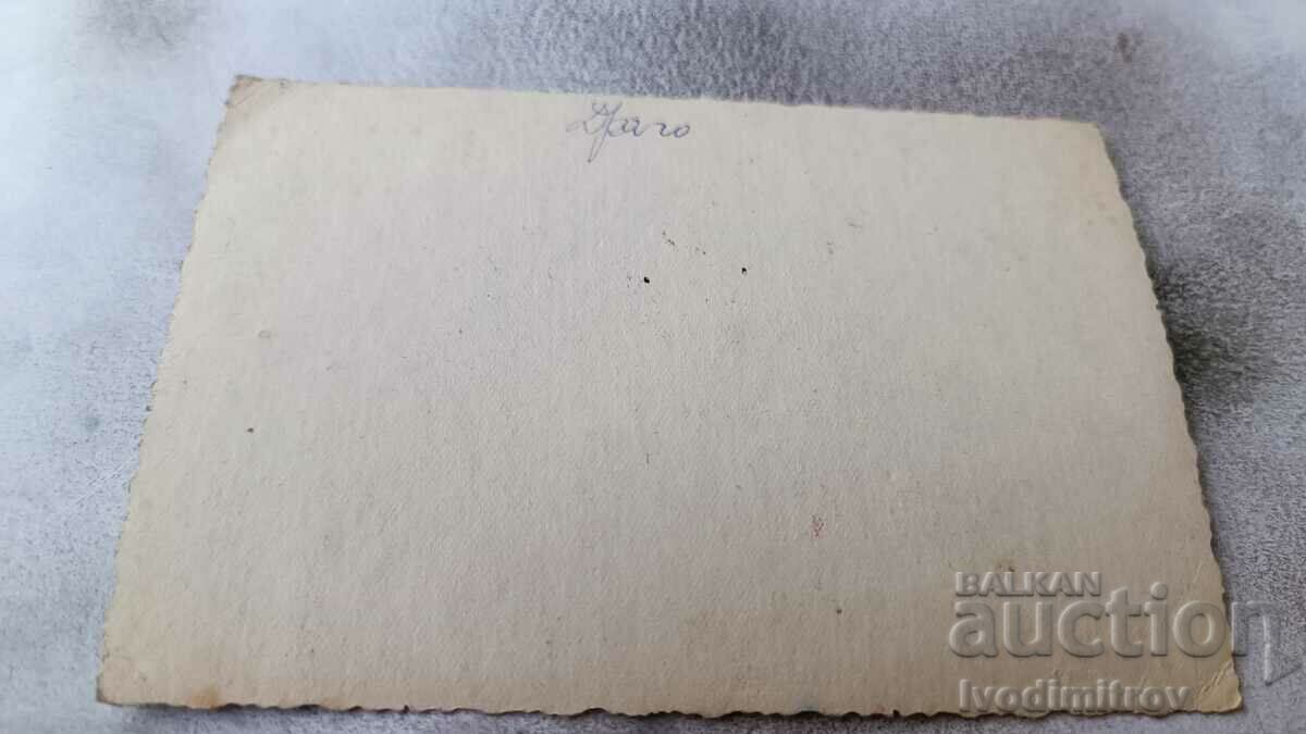 Φωτογραφία Rousse Νέοι άνδρες και γυναίκες με ένα ρετρό αυτοκίνητο με τιμή 7.65 BGN | € 3.91 Φωτογραφία Rousse Νέοι άνδρες και γυναίκες με ένα ρετρό αυτοκίνητο με τιμή 7.65 BGN | € 3.91