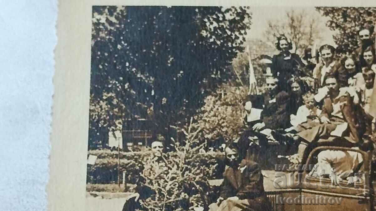 Δημοπρασία Φωτογραφία Rousse Νέοι άνδρες και γυναίκες με ένα ρετρό αυτοκίνητο Δημοπρασία Φωτογραφία Rousse Νέοι άνδρες και γυναίκες με ένα ρετρό αυτοκίνητο