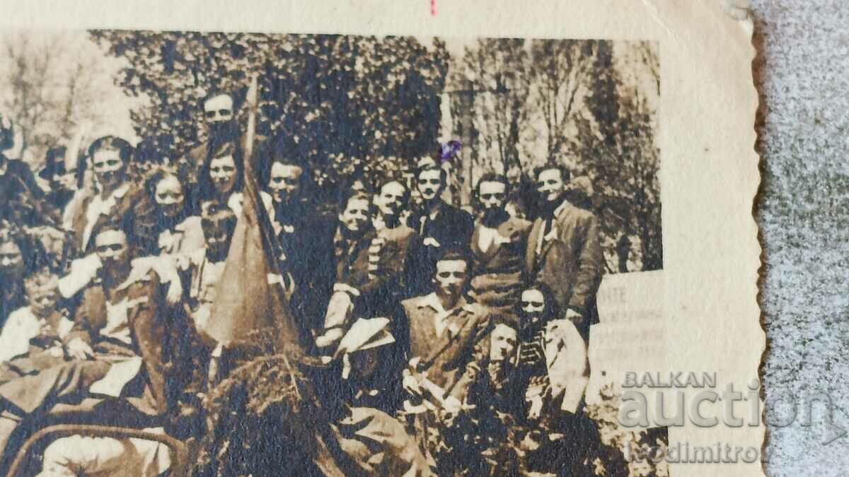 Παράδοση Φωτογραφία Rousse Νέοι άνδρες και γυναίκες με ένα ρετρό αυτοκίνητο Παράδοση Φωτογραφία Rousse Νέοι άνδρες και γυναίκες με ένα ρετρό αυτοκίνητο