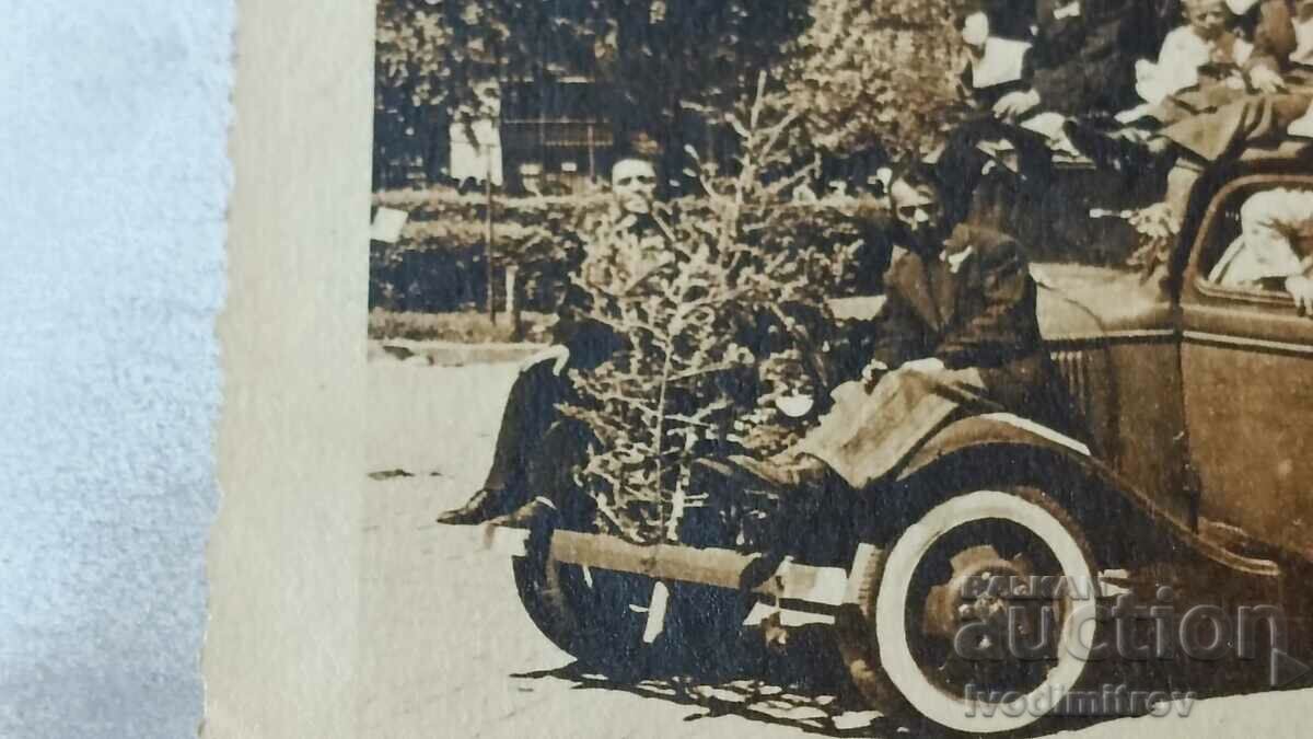 Φωτογραφία Rousse Νέοι άνδρες και γυναίκες με ένα ρετρό αυτοκίνητο - 5 Φωτογραφία Rousse Νέοι άνδρες και γυναίκες με ένα ρετρό αυτοκίνητο - 5