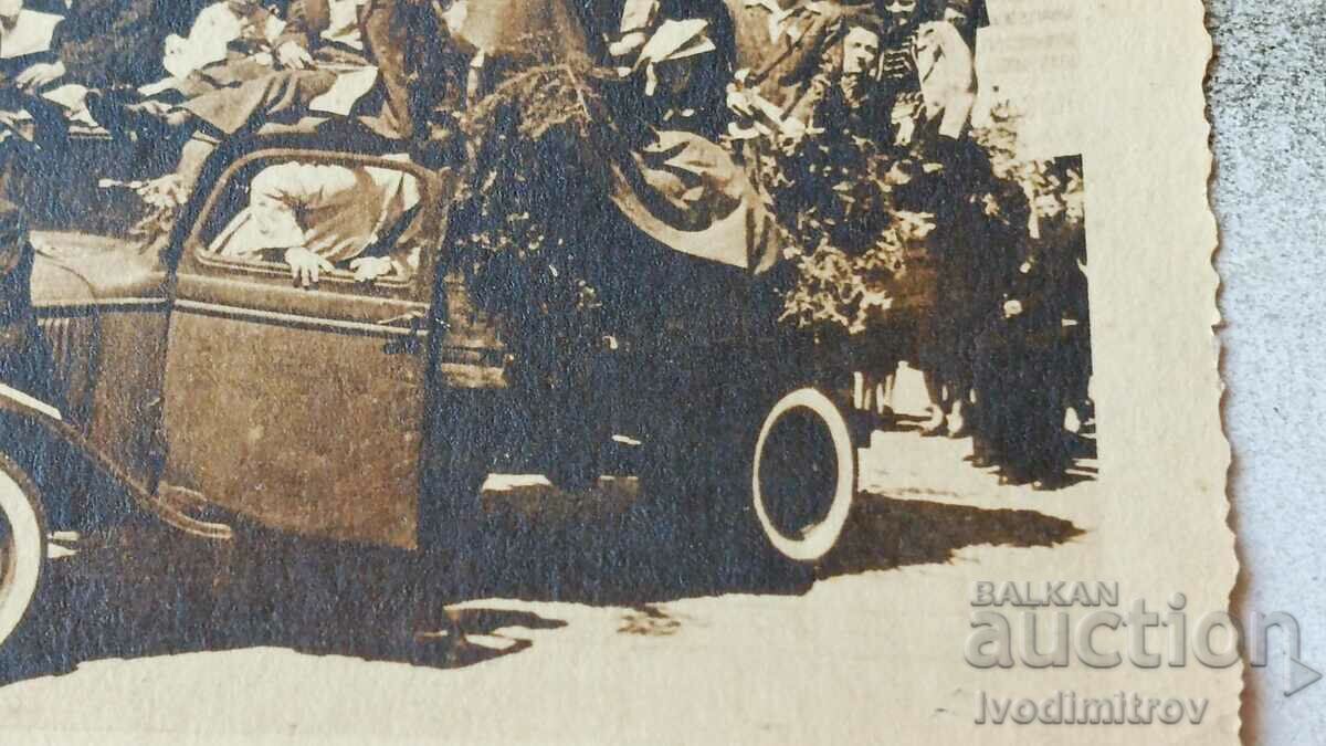 Φωτογραφία Rousse Νέοι άνδρες και γυναίκες με ένα ρετρό αυτοκίνητο - 6 Φωτογραφία Rousse Νέοι άνδρες και γυναίκες με ένα ρετρό αυτοκίνητο - 6