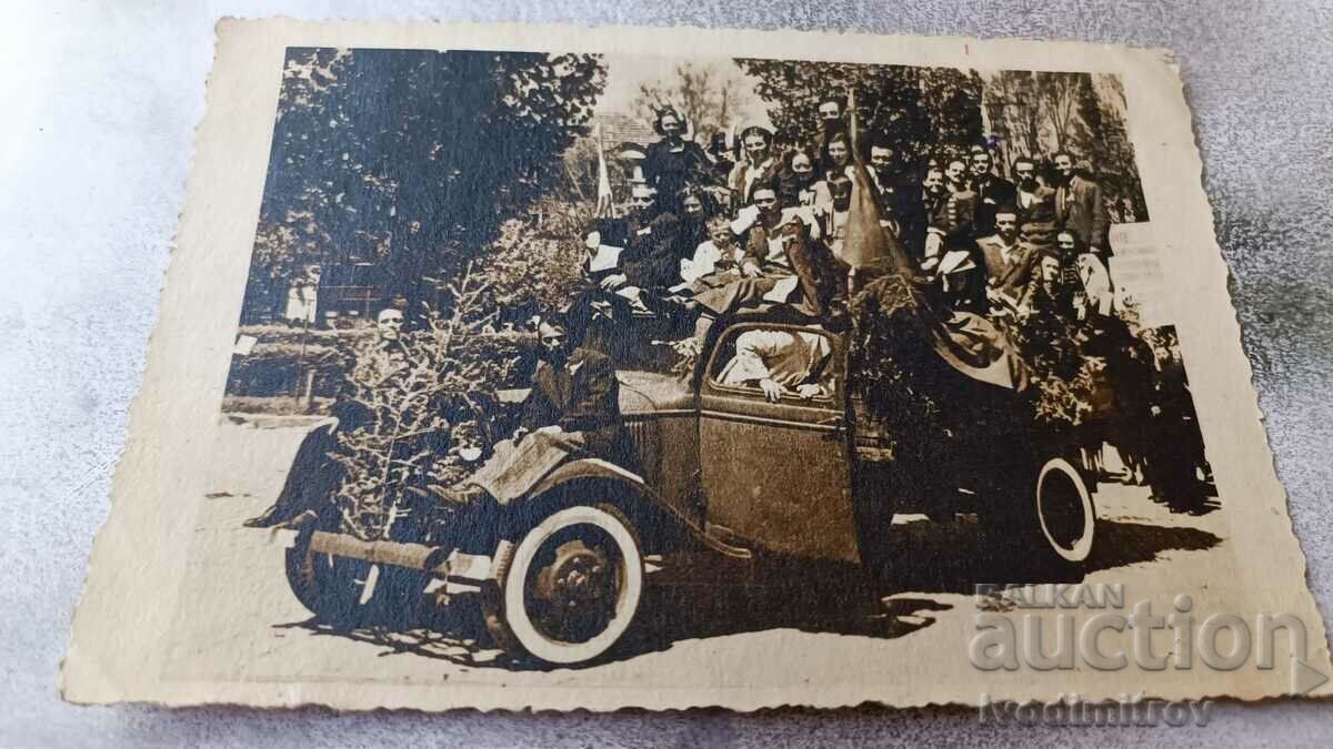 Φωτογραφία Rousse Νέοι άνδρες και γυναίκες με ένα ρετρό αυτοκίνητο