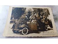 Φωτογραφία Rousse Νέοι άνδρες και γυναίκες με ένα ρετρό αυτοκίνητο