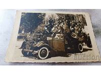 Photo Ruse Young men and women with a retro car