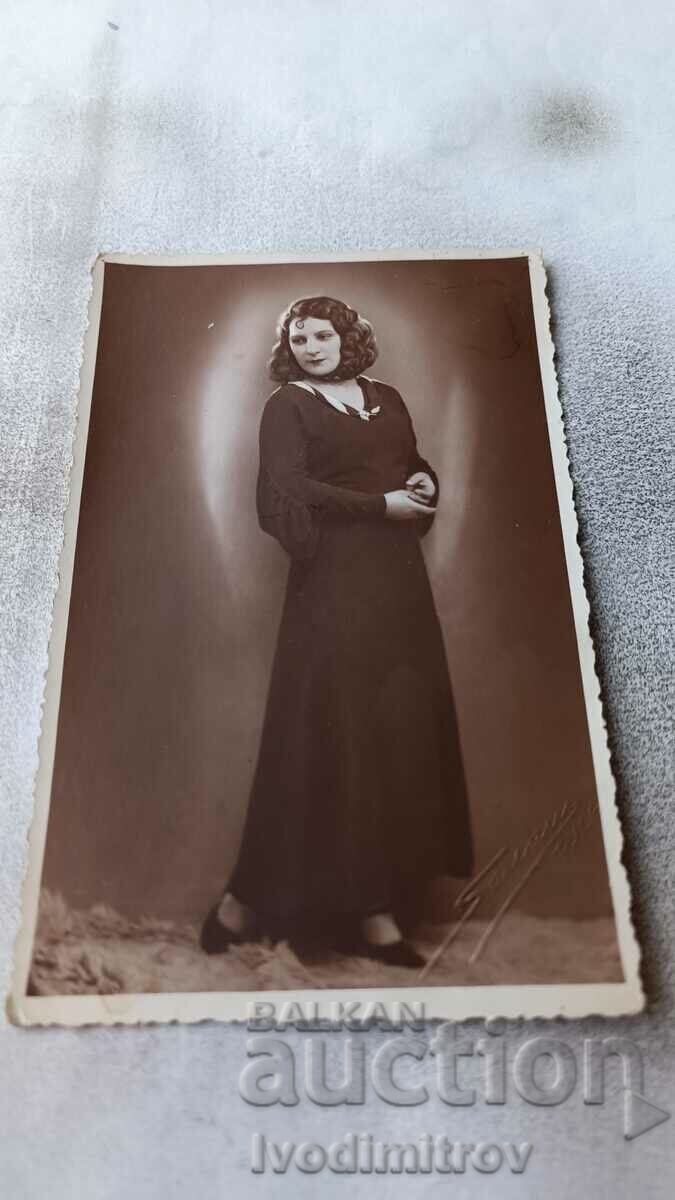 Photo Rousse Young girl in a black dress