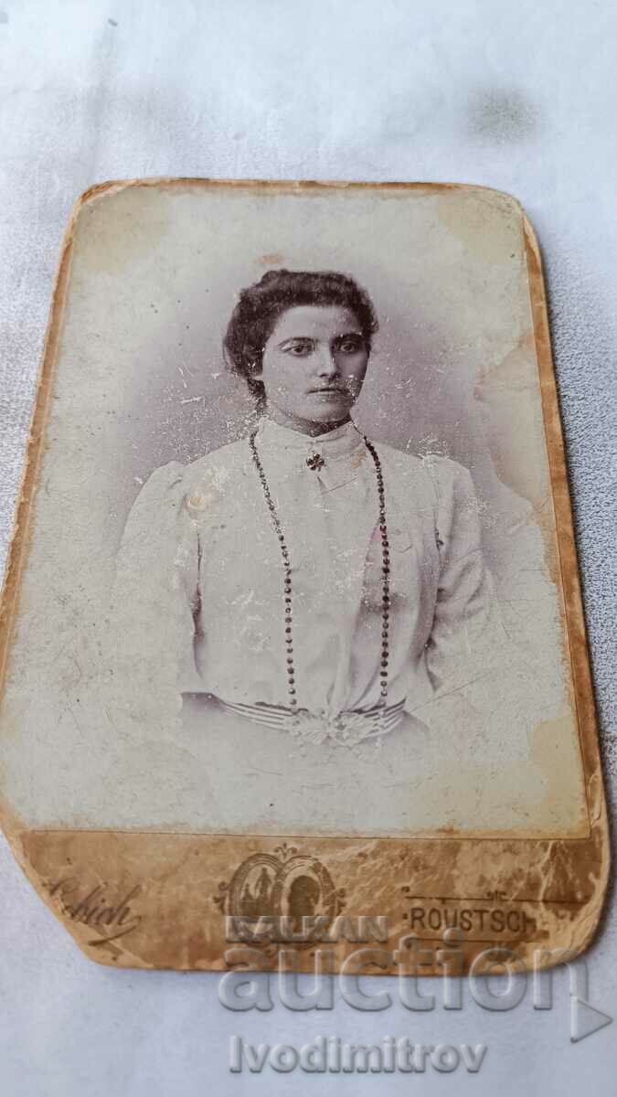 Φωτογραφία Rousse Νεαρό κορίτσι με λευκή μπλούζα χαρτοκιβώτιο 1900