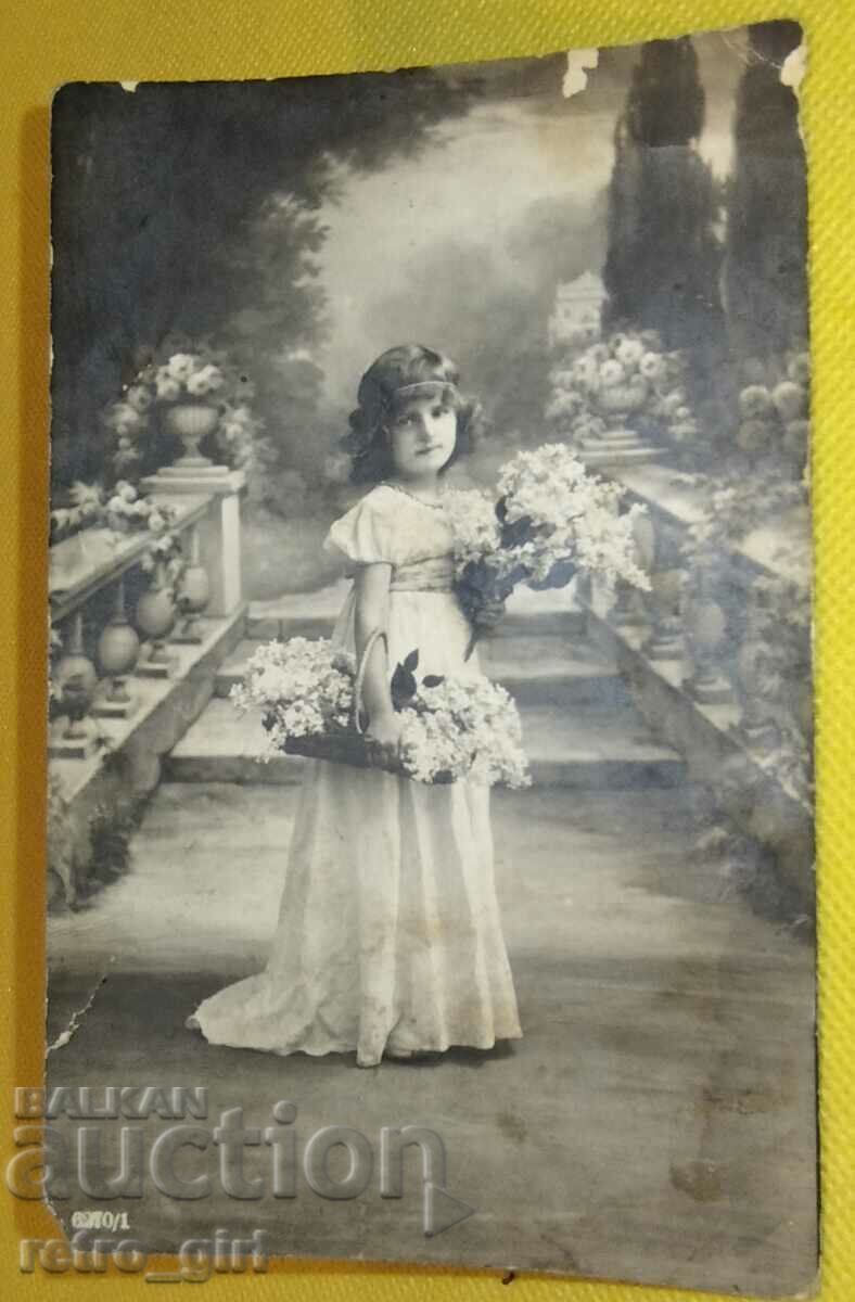 I am selling an old photo, card.