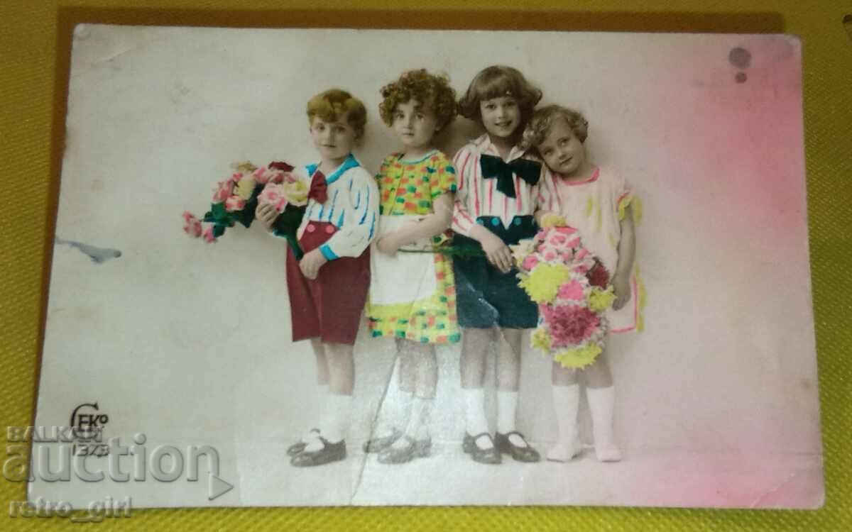 I am selling an old photo, card.