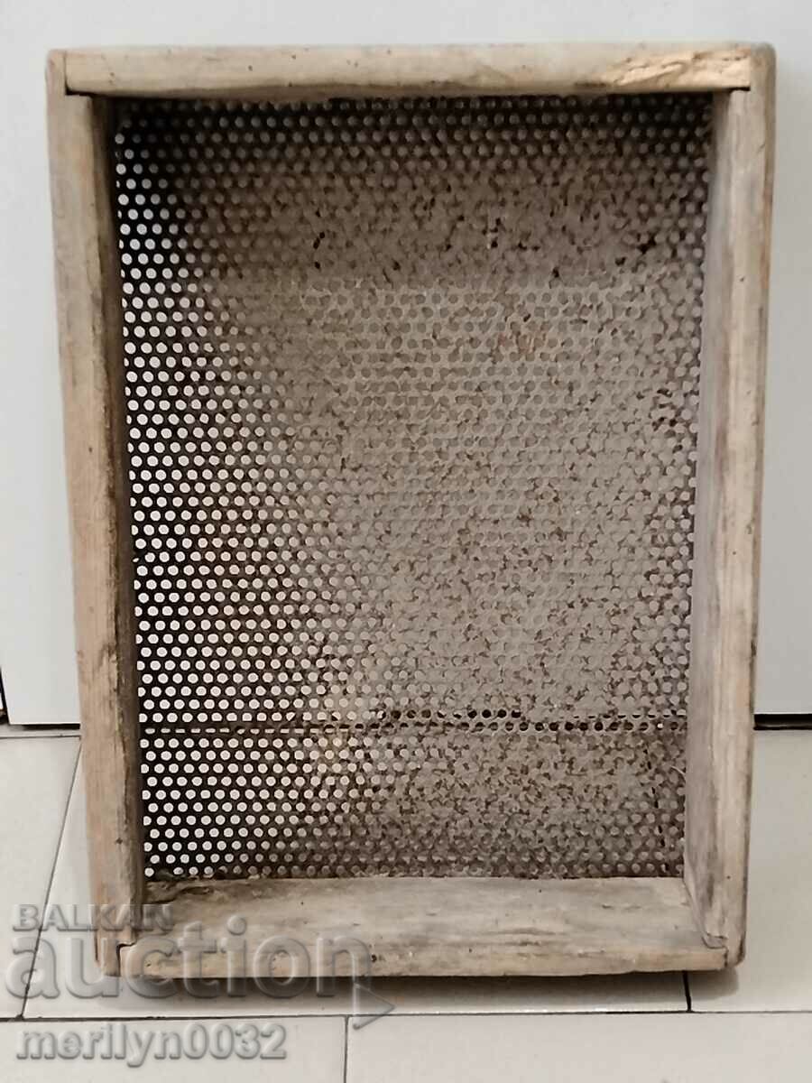 Delivery of Old metal sieve primitive Delivery of Old metal sieve primitive