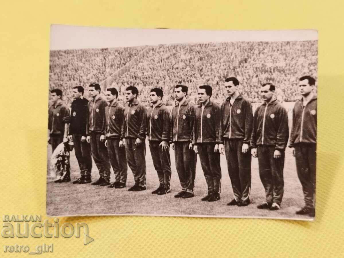 I am selling an old football photo.