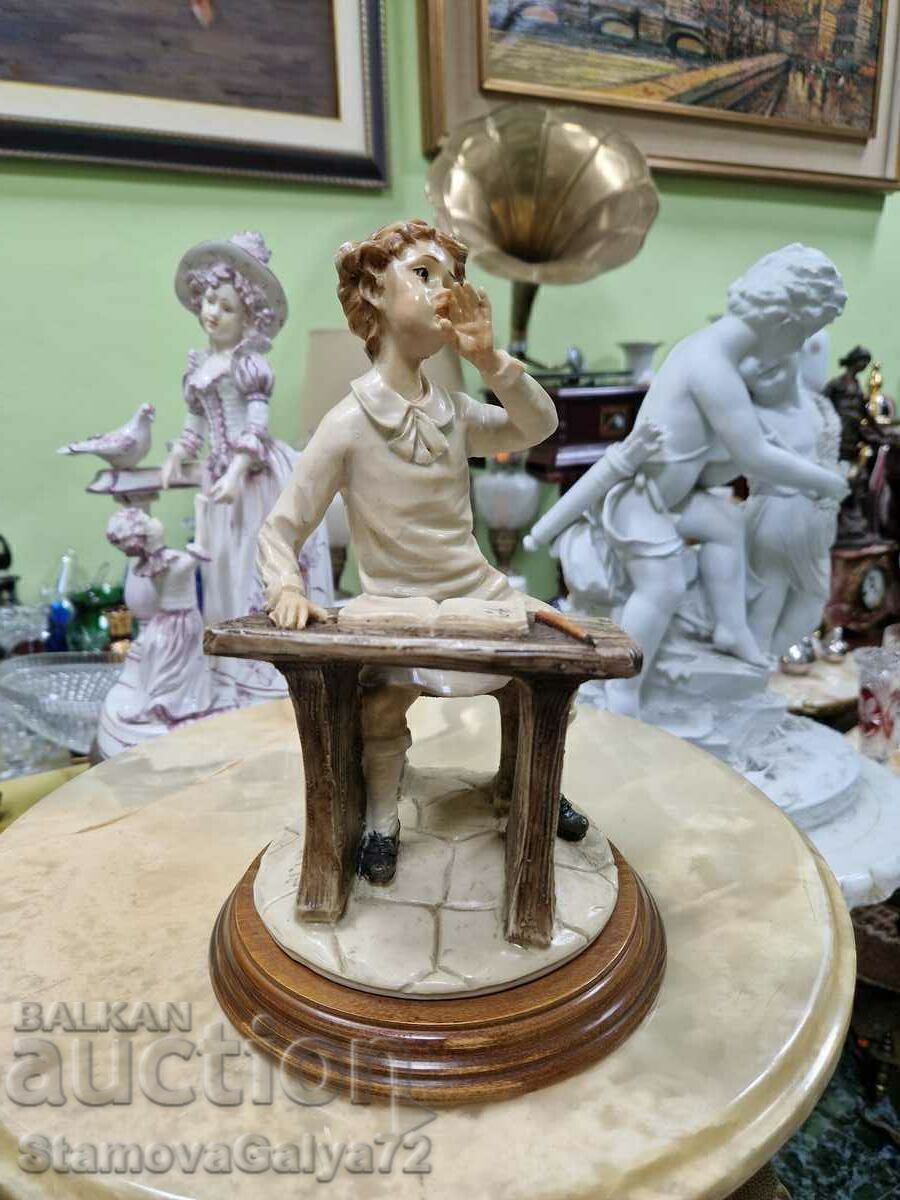Figurină din porțelan Capodimonte de autor antic cu preț € 60.33 | 118.00 BGN