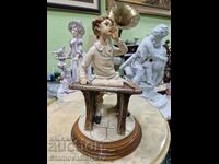 Антикварна авторска порцеланова фигура Capodimonte