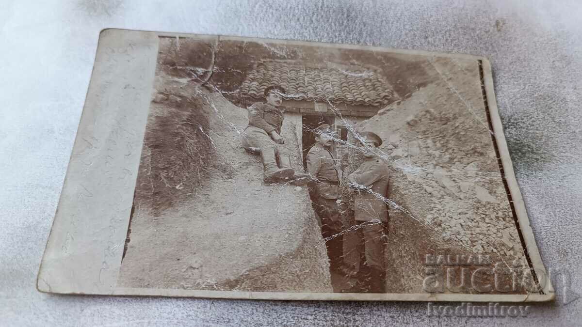 Foto Trei ofițeri într-un șanț pe front 1918 P.S.V