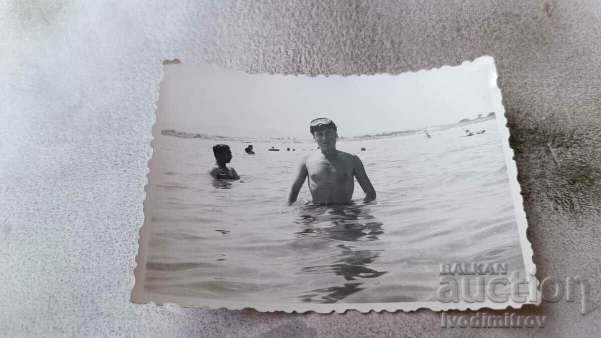 Photo Young man in the sea