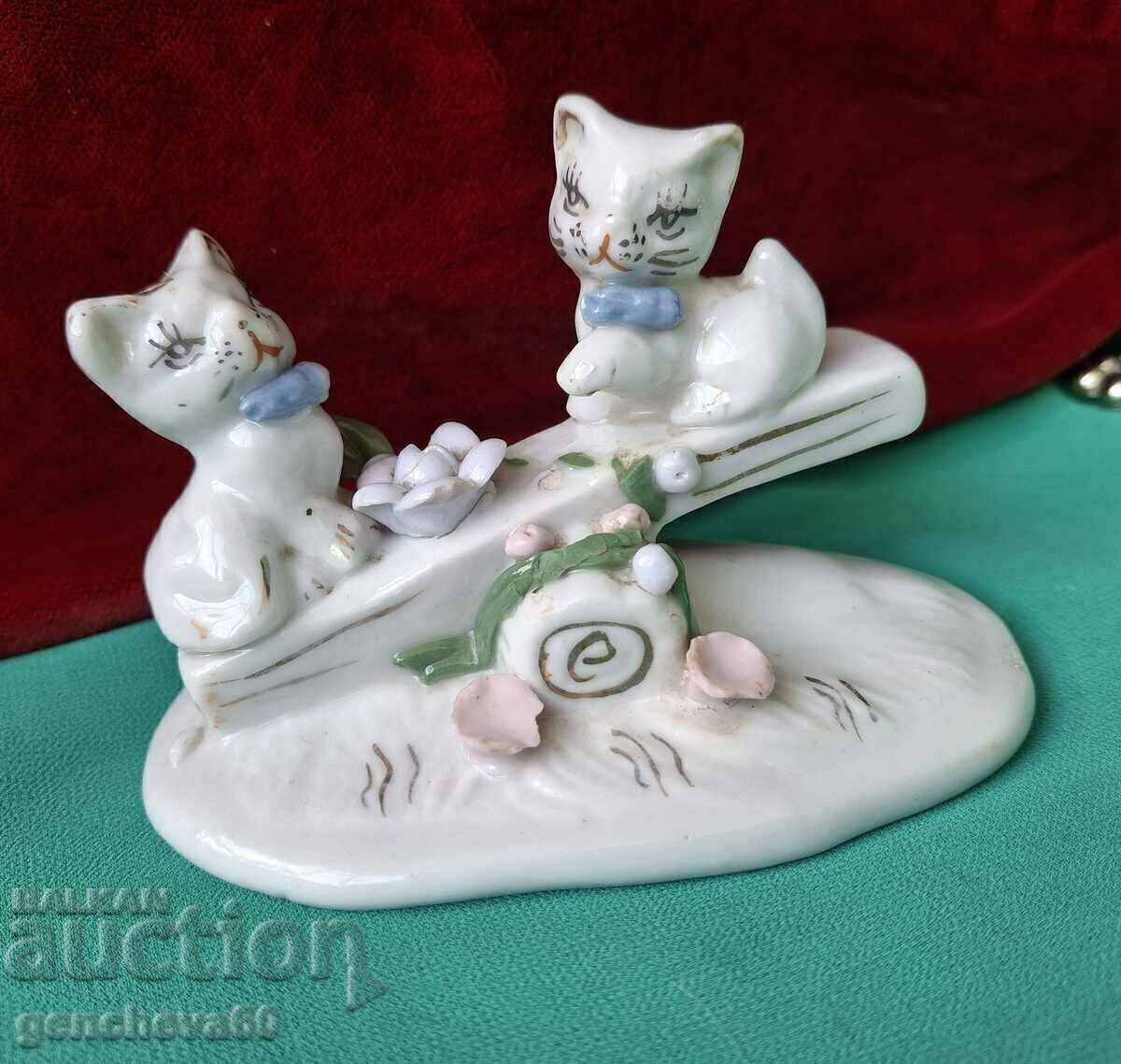 Delivery of Vintage porcelain figurines of playing kittens Delivery of Vintage porcelain figurines of playing kittens