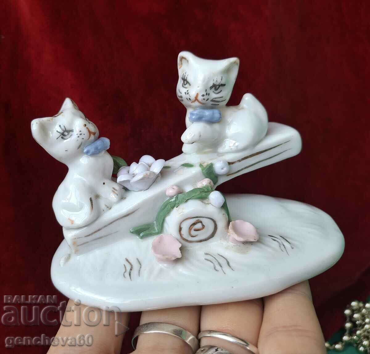 Figurine de porțelan de epocă cu pisoi care se joacă