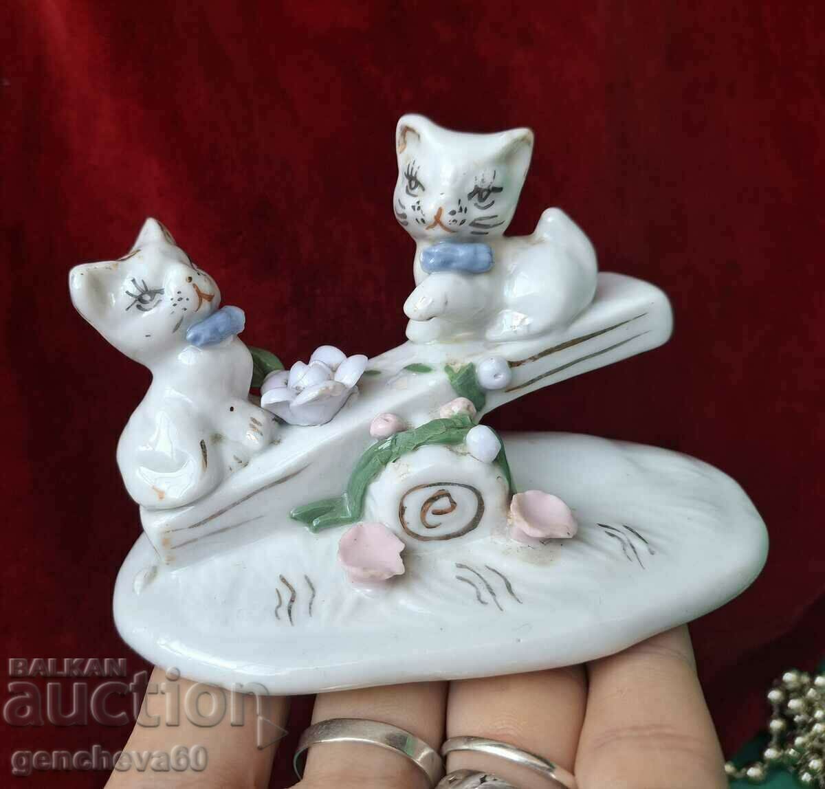 Figurine de porțelan de epocă cu pisoi care se joacă