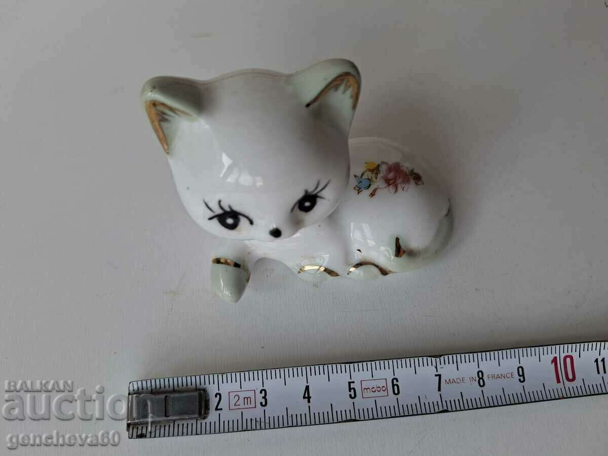 Delivery of Vintage porcelain kitten Delivery of Vintage porcelain kitten