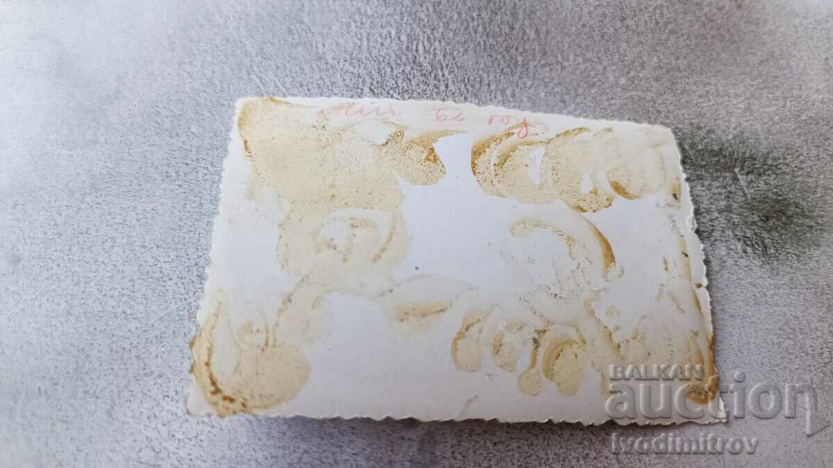 Φωτογραφία Νέοι άνδρες και γυναίκες ξαπλωμένοι με το στομάχι τους στην άμμο με τιμή 1.85 BGN | € 0.95 Φωτογραφία Νέοι άνδρες και γυναίκες ξαπλωμένοι με το στομάχι τους στην άμμο με τιμή 1.85 BGN | € 0.95