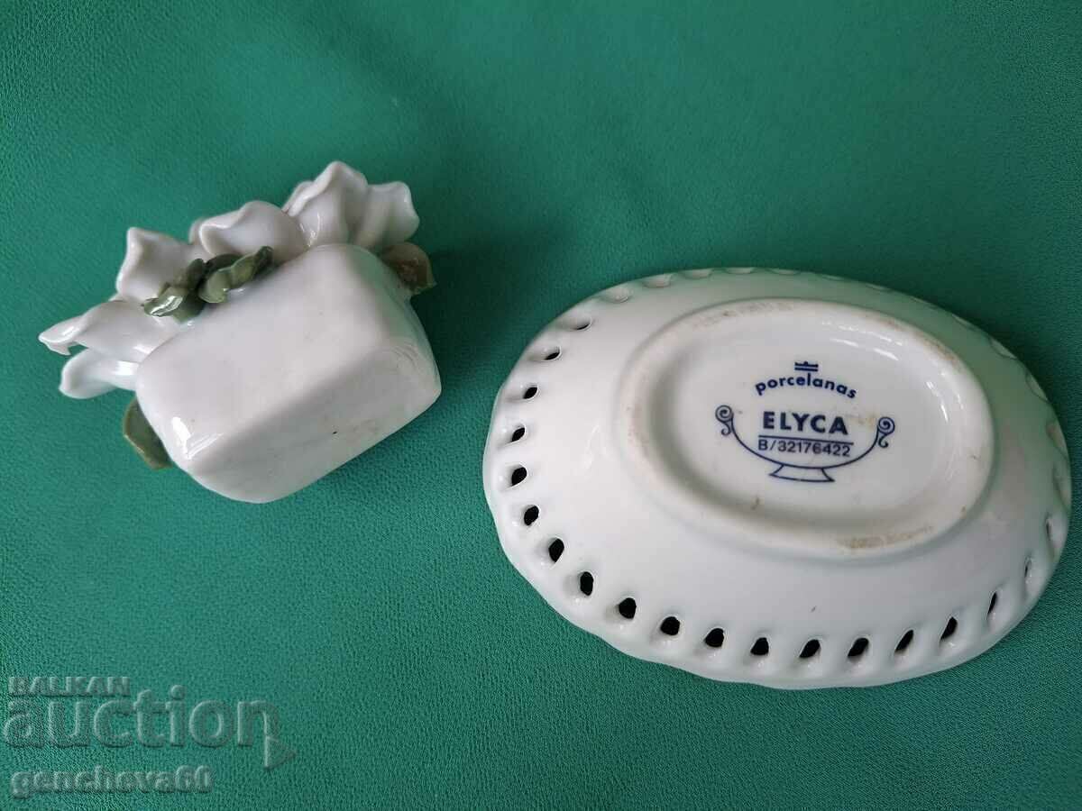 Auction  Porcelain basket and saucer