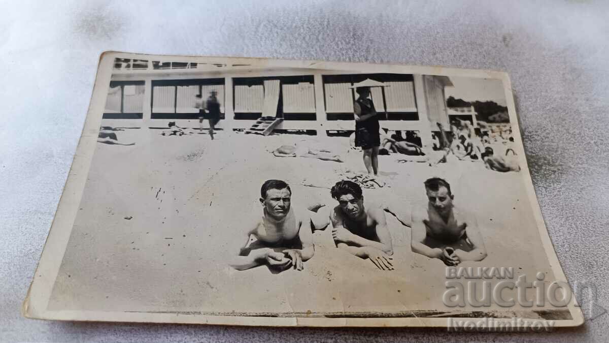 Fotografie Varna Trei tineri întinși pe burtă pe plajă 1929