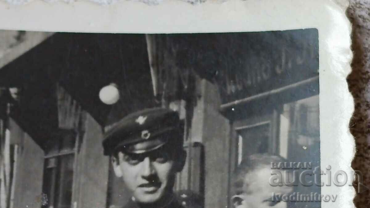 Φωτογραφία Σοφία Ένας μαθητής και μια νεαρή γυναίκα σε μια βόλτα με τιμή 2.65 BGN | € 1.35 Φωτογραφία Σοφία Ένας μαθητής και μια νεαρή γυναίκα σε μια βόλτα με τιμή 2.65 BGN | € 1.35