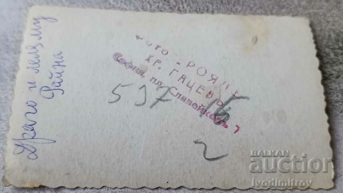 Δημοπρασία Φωτογραφία Σοφία Ένας μαθητής και μια νεαρή γυναίκα σε μια βόλτα Δημοπρασία Φωτογραφία Σοφία Ένας μαθητής και μια νεαρή γυναίκα σε μια βόλτα