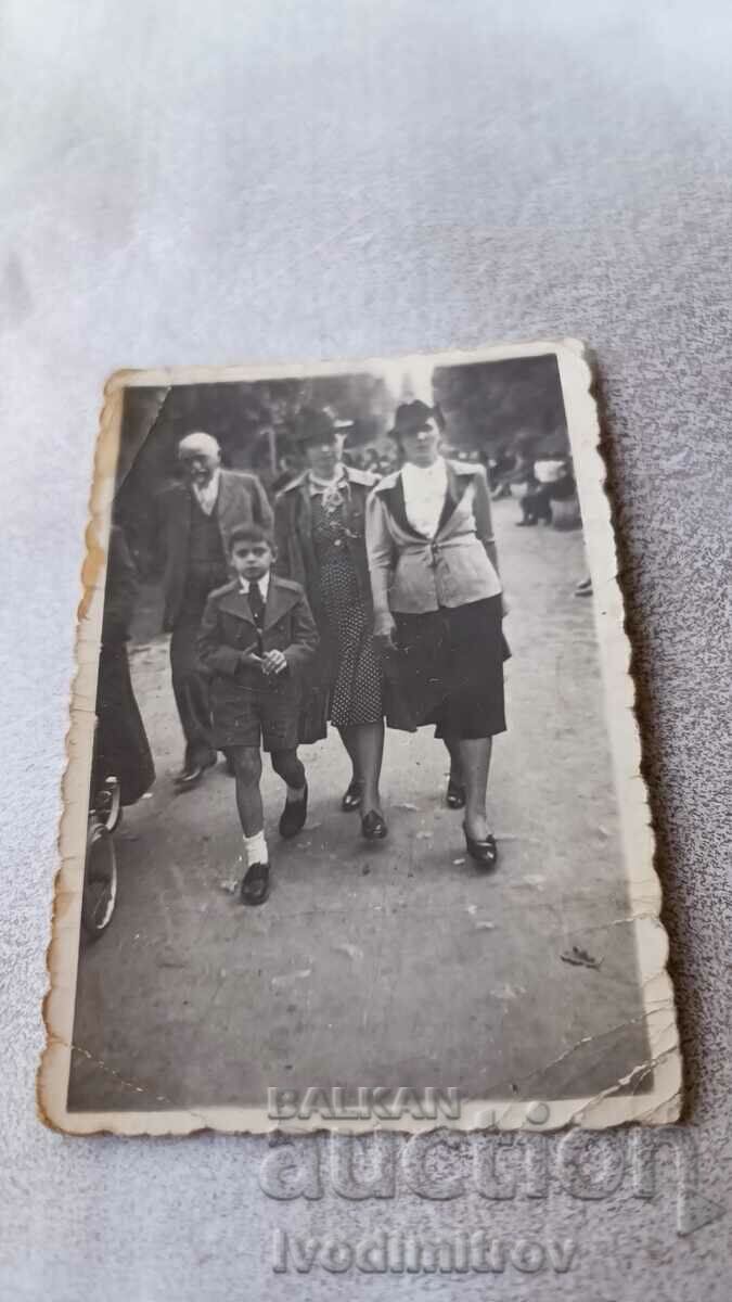 Photo Sofia A man, two women and a boy on a walk