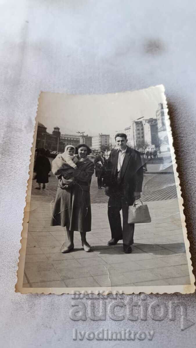 Fotografie Sofia Bărbat, femeie și bebeluș în Piața Sveta Nedelya 1959