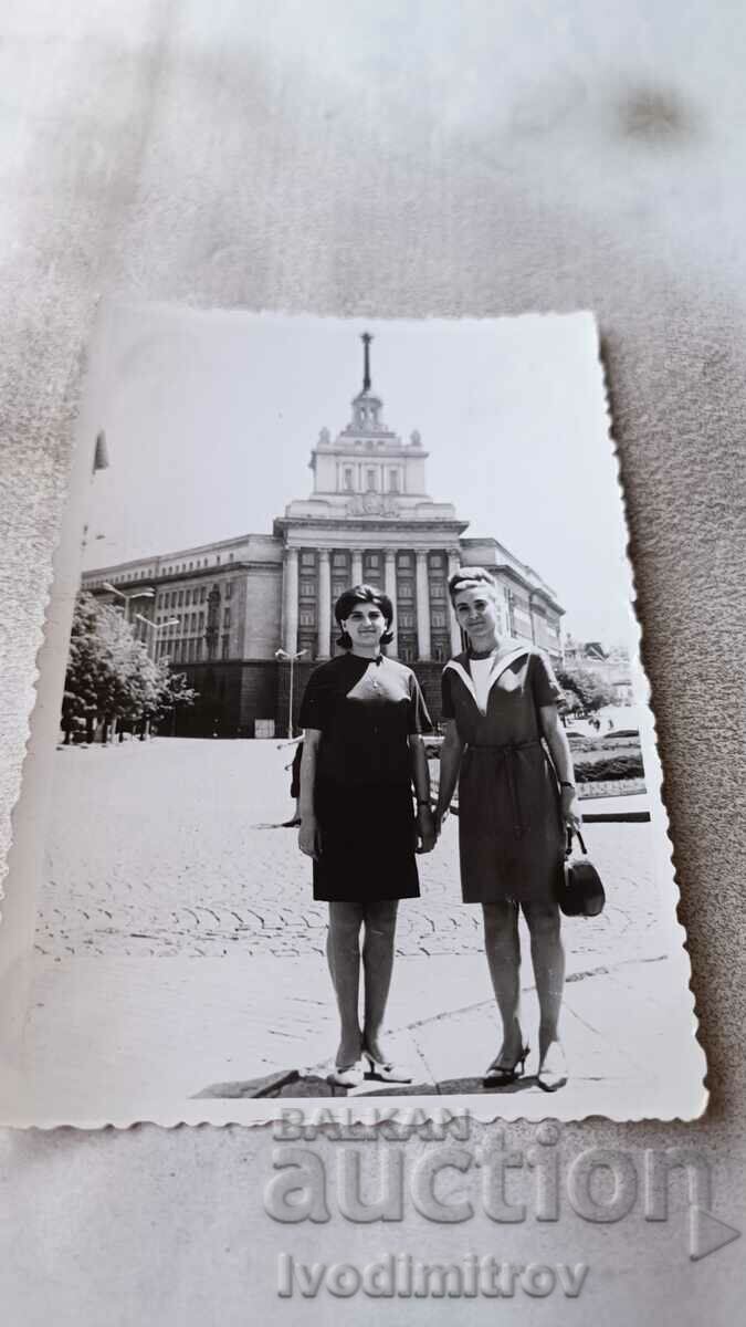 Photo Sofia Two young women in front of the Party House building