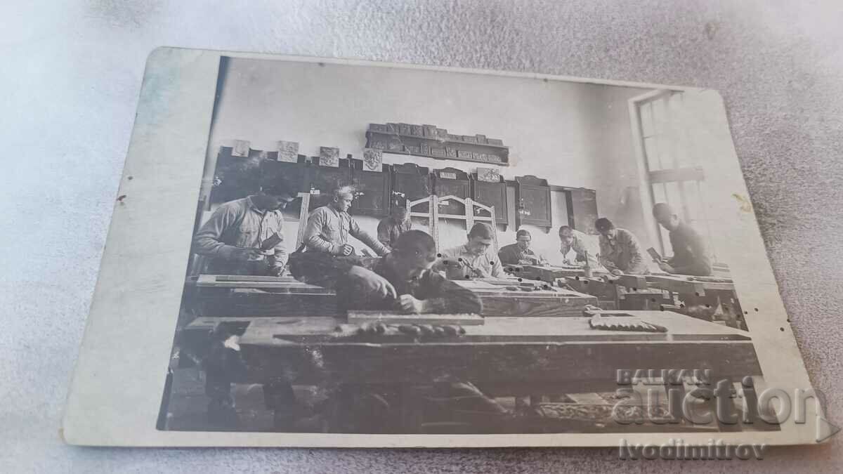 Photo Young people in a woodworking office. at the Carpentry School