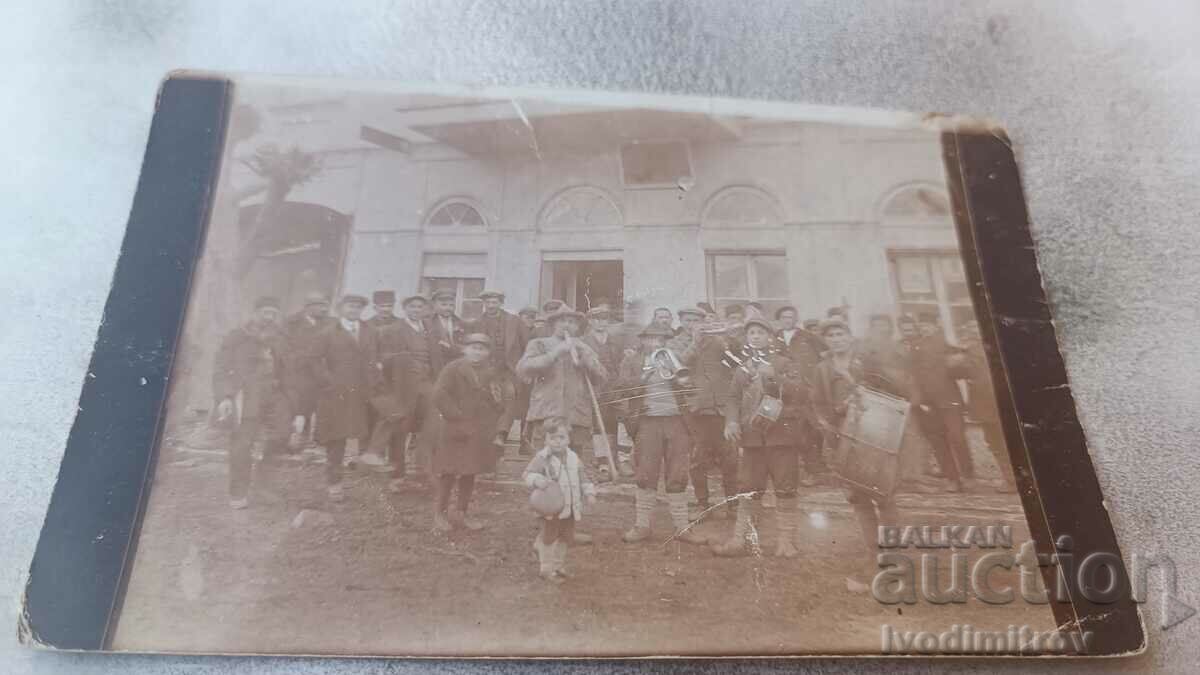 Photo The village orchestra in front of an administrative building