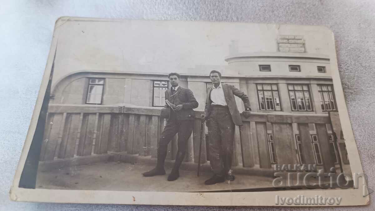 Fotografie Varna Doi tineri în fața Băilor Centrale 1929