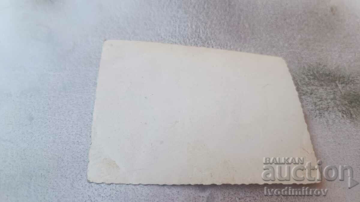 Φωτογραφία Τρεις νεαροί άνδρες με ένα εκλεκτής ποιότητας γραμμόφωνο σε ένα λιβάδι με τιμή 3.35 BGN | € 1.71 Φωτογραφία Τρεις νεαροί άνδρες με ένα εκλεκτής ποιότητας γραμμόφωνο σε ένα λιβάδι με τιμή 3.35 BGN | € 1.71