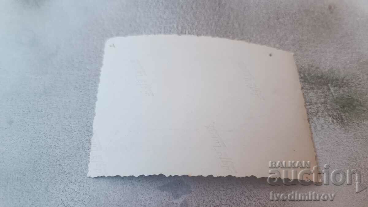 Φωτογραφία Το κορίτσι με την άσπρη ποδιά στα σκαλοπάτια με τιμή 1.65 BGN | € 0.84 Φωτογραφία Το κορίτσι με την άσπρη ποδιά στα σκαλοπάτια με τιμή 1.65 BGN | € 0.84