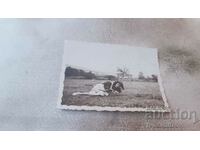 Photo A young girl lying on the grass