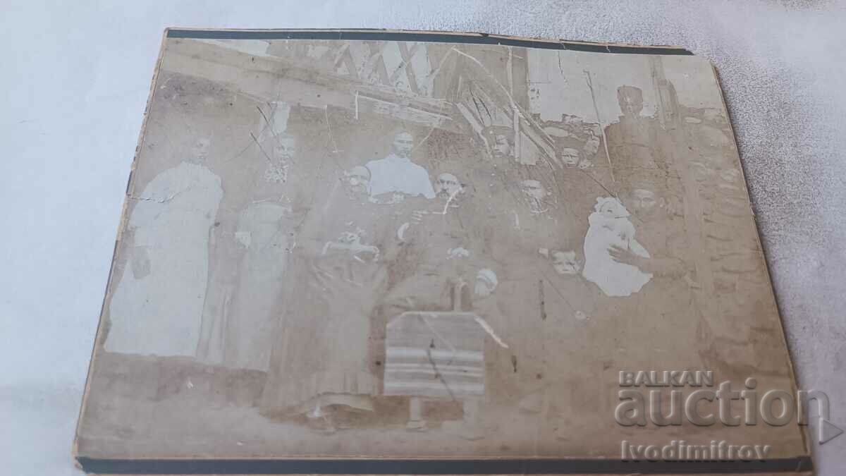 Photo The whole family in the yard of their house Carton