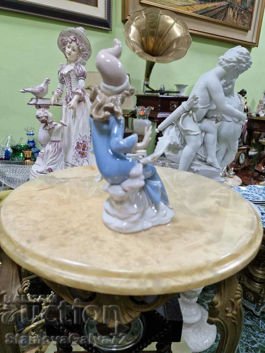 Delivery of A rare collectible Llardo porcelain figure Delivery of A rare collectible Llardo porcelain figure