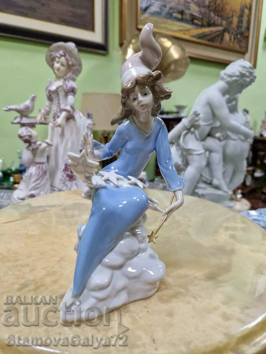 A rare collectible Llardo porcelain figure