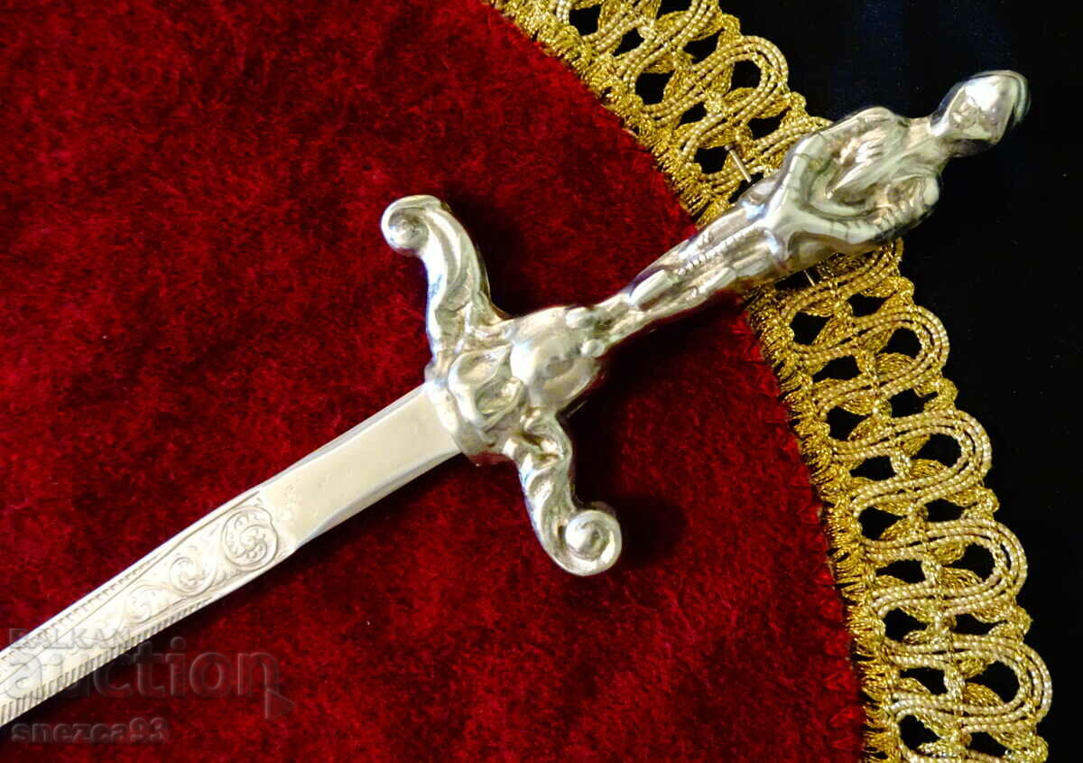 Auction Antique dagger with the figure of a Knight Templar. Auction Antique dagger with the figure of a Knight Templar.
