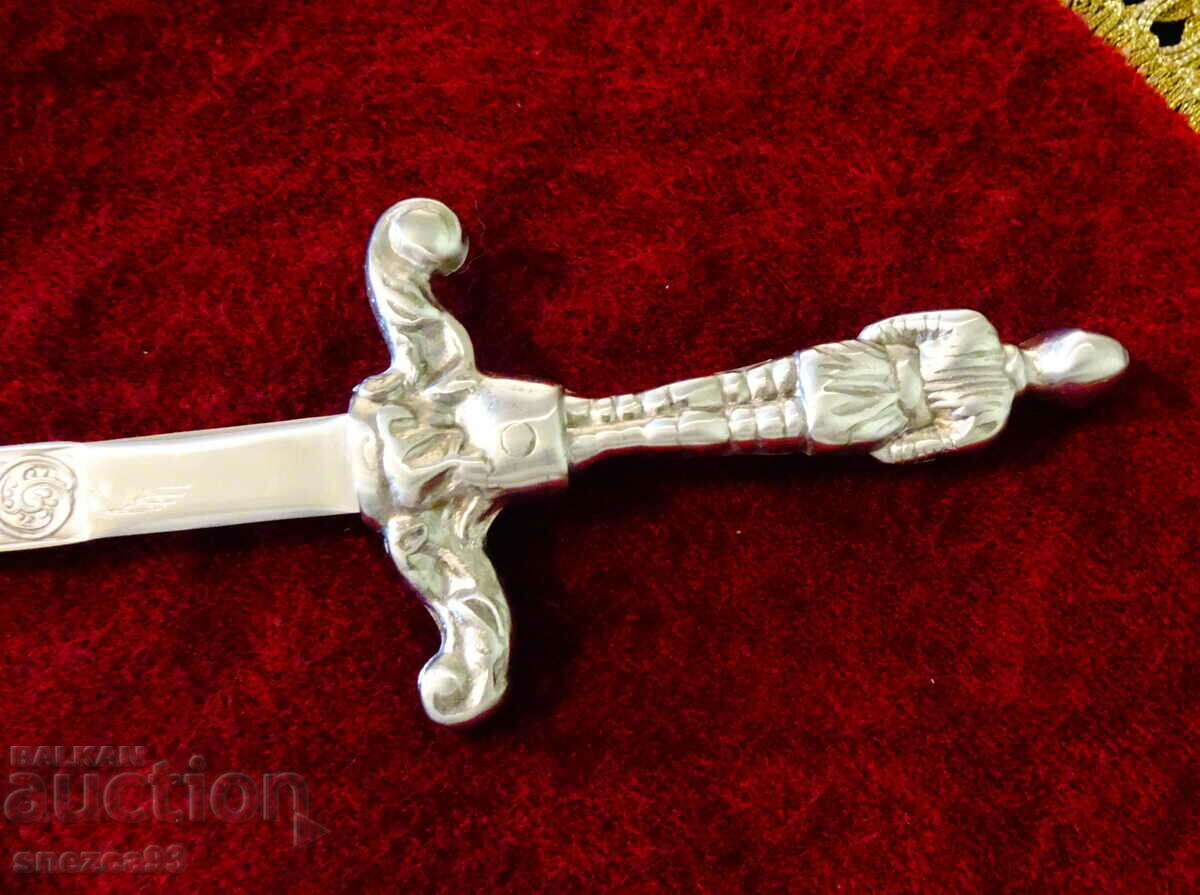 Delivery of Antique dagger with the figure of a Knight Templar. Delivery of Antique dagger with the figure of a Knight Templar.