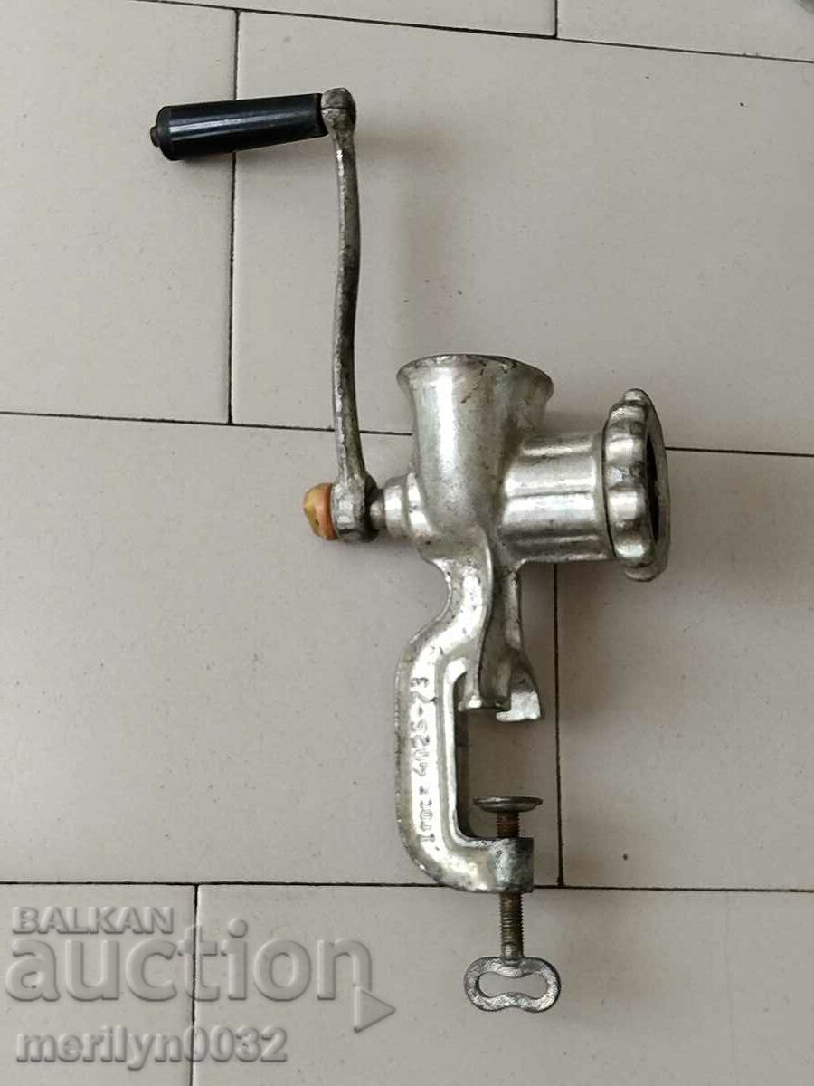Mașină de tocat carne veche mașină de tocat carne URSS 1973 cu preț 49.00 BGN | € 25.05 Mașină de tocat carne veche mașină de tocat carne URSS 1973 cu preț 49.00 BGN | € 25.05