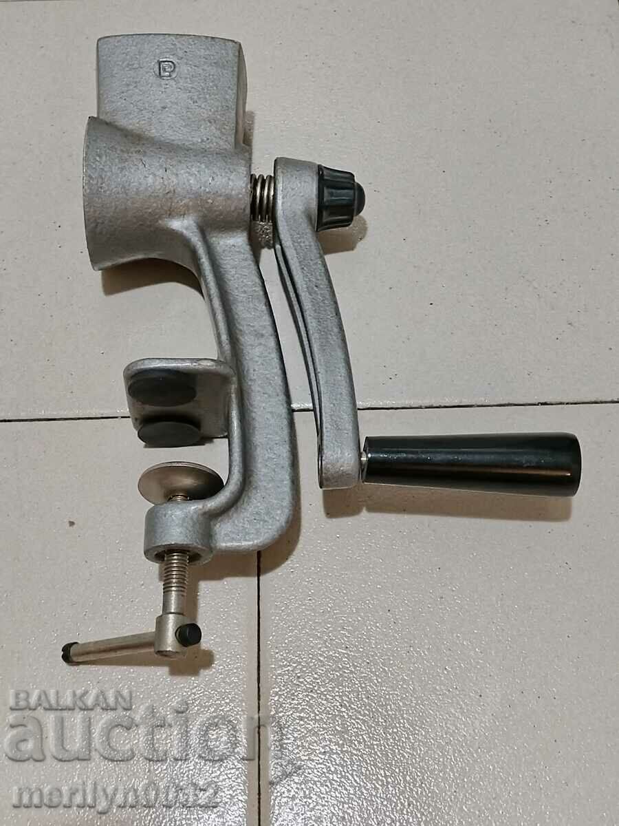 Стара мелничка за подправки ядки СССР с цена 54.00 лв. | € 27.61 Стара мелничка за подправки ядки СССР с цена 54.00 лв. | € 27.61